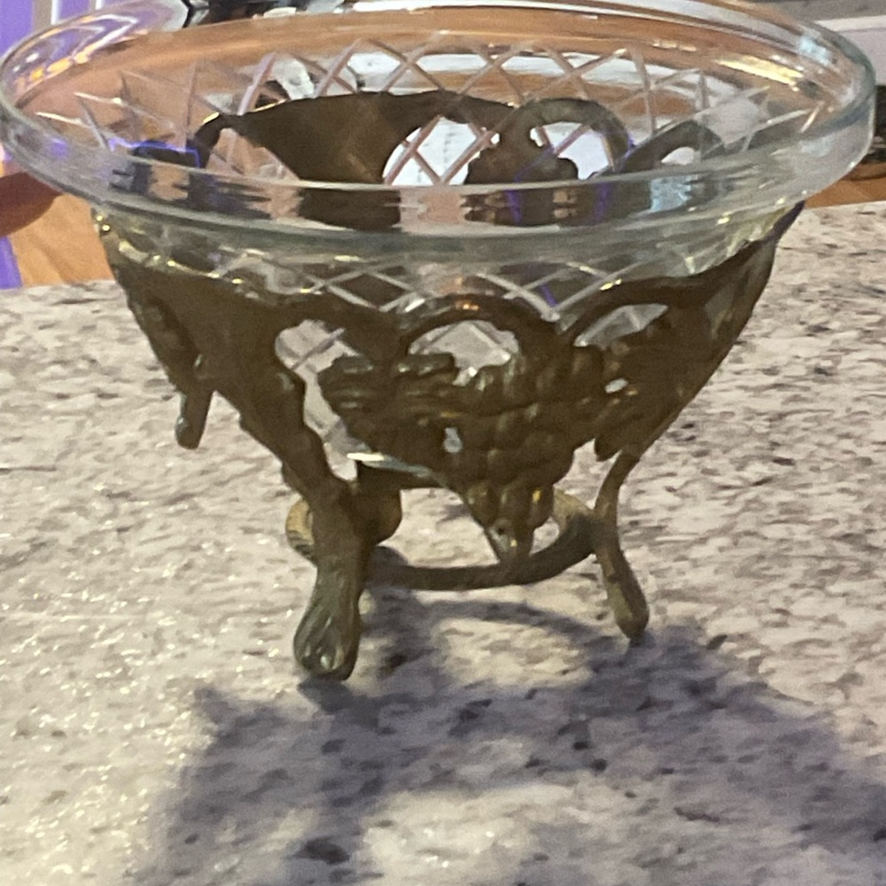Luxurious Gold and Clear Glass Serving Bowl featuring grape vines - Picture 8 of 11